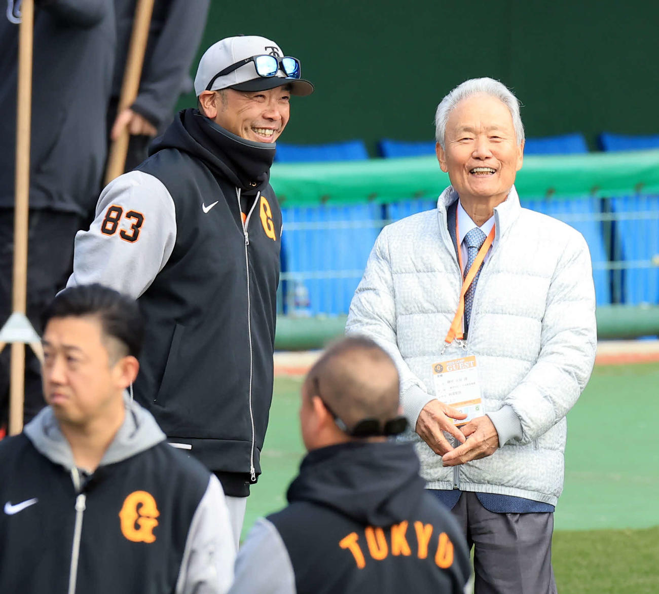 キャンプ6日目、視察に訪れた榊原コミッショナー（右）と談笑する巨人阿部監督（撮影・浅見桂子）