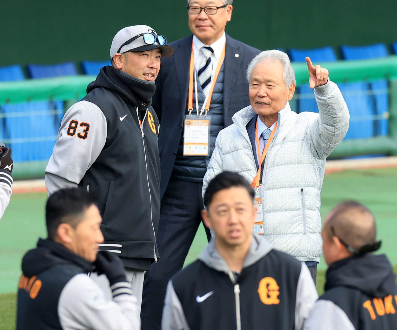 キャンプ6日目、視察に訪れた榊原コミッショナー（右）と談笑する巨人阿部監督（撮影・浅見桂子）