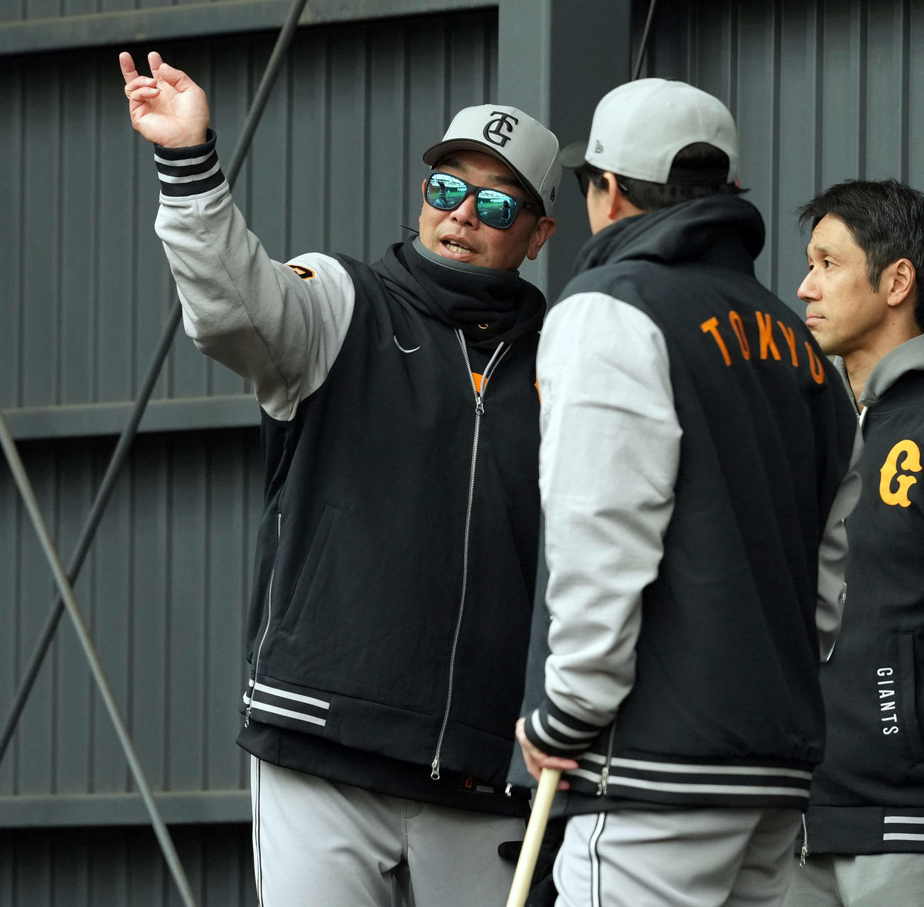 ブルペンでの投球練習を見つめる巨人阿部監督（撮影・たえ見朱実）