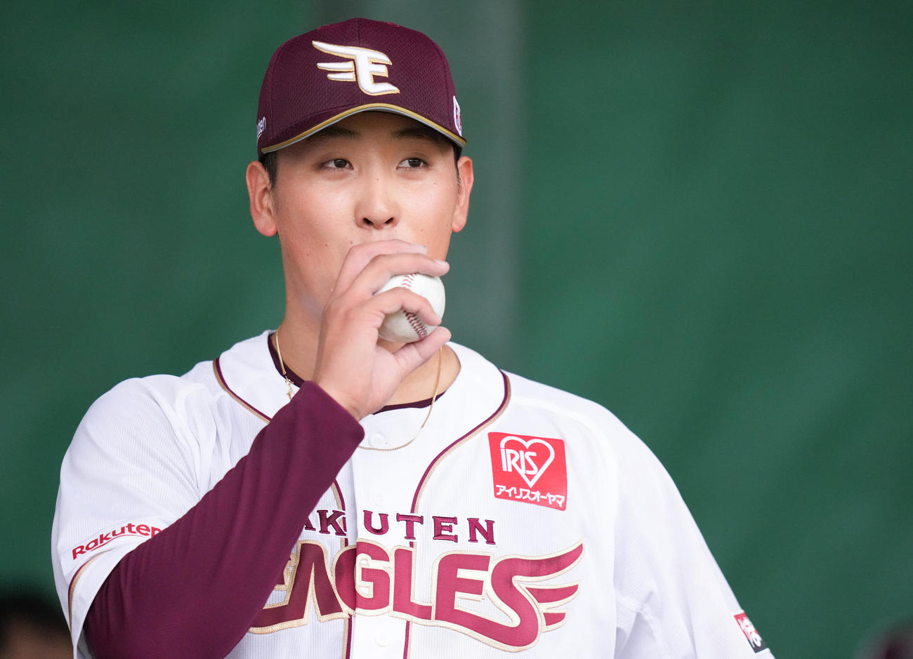ブルペンで笑顔の楽天藤平（撮影・鈴木みどり）