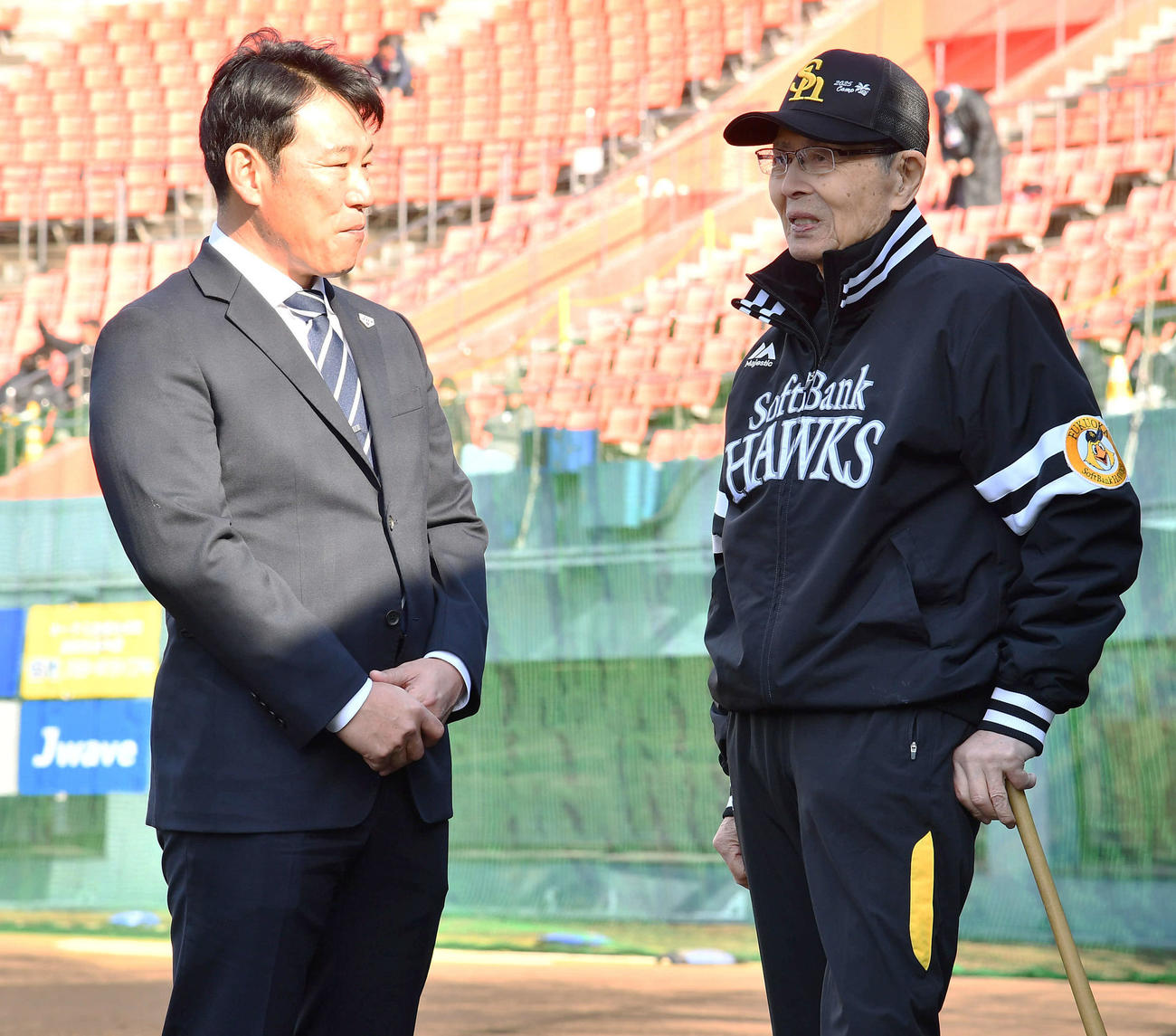 ソフトバンクのキャンプ地を訪問し、王球団会長（右）と話す侍ジャパン井端監督（撮影・岩下翔太）