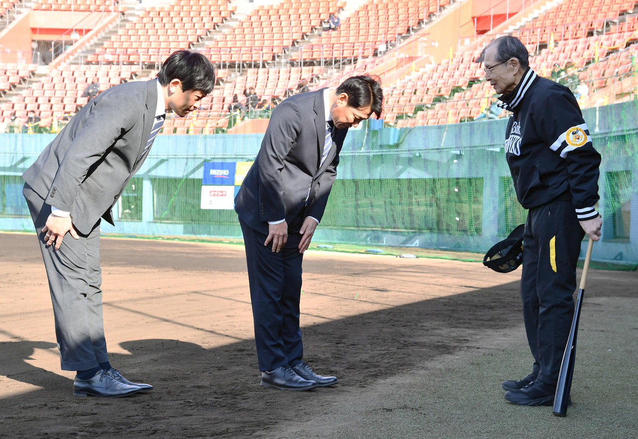 ソフトバンクのキャンプ地を訪問し、王球団会長（右）にあいさつする侍ジャパン井端監督（左から2人目）と松田コーチ（撮影・岩下翔太）