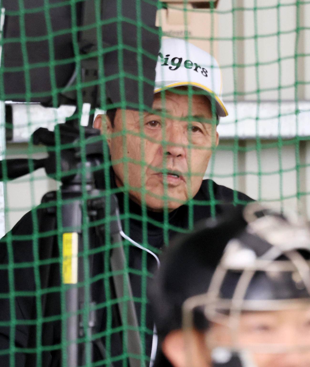 具志川を訪れブルペンで今朝丸らの投球練習を視察する岡田オーナー付顧問（撮影・加藤哉）