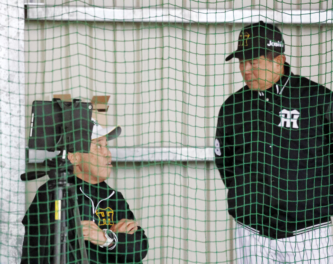 具志川を訪れた岡田オーナー付顧問はブルペンで今朝丸の投球練習を視察し平田2軍監督（右）と話す（撮影・加藤哉）