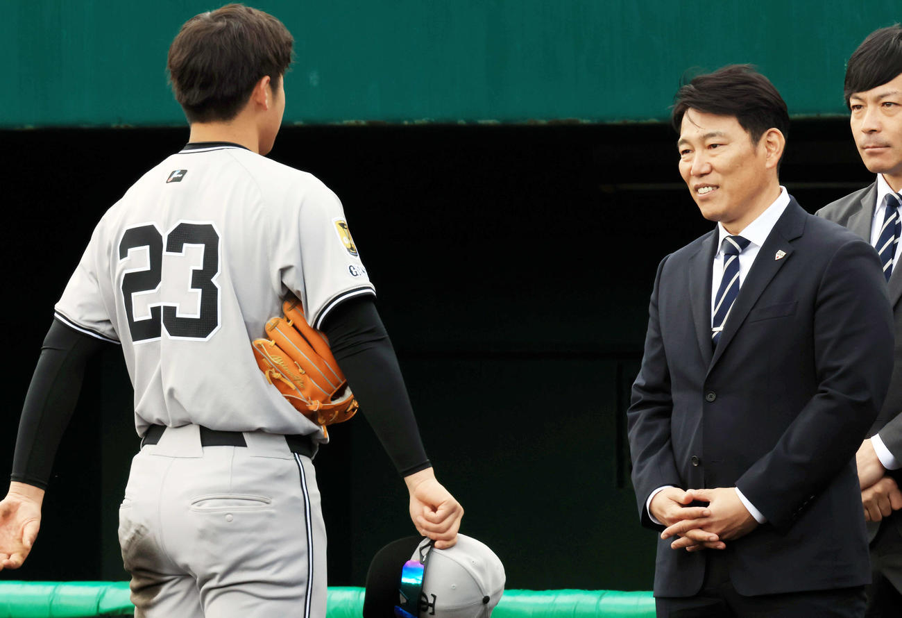 キャンプ6日目、巨人2軍を視察した侍ジャパン井端監督（右）は石塚と話す（撮影・浅見桂子）