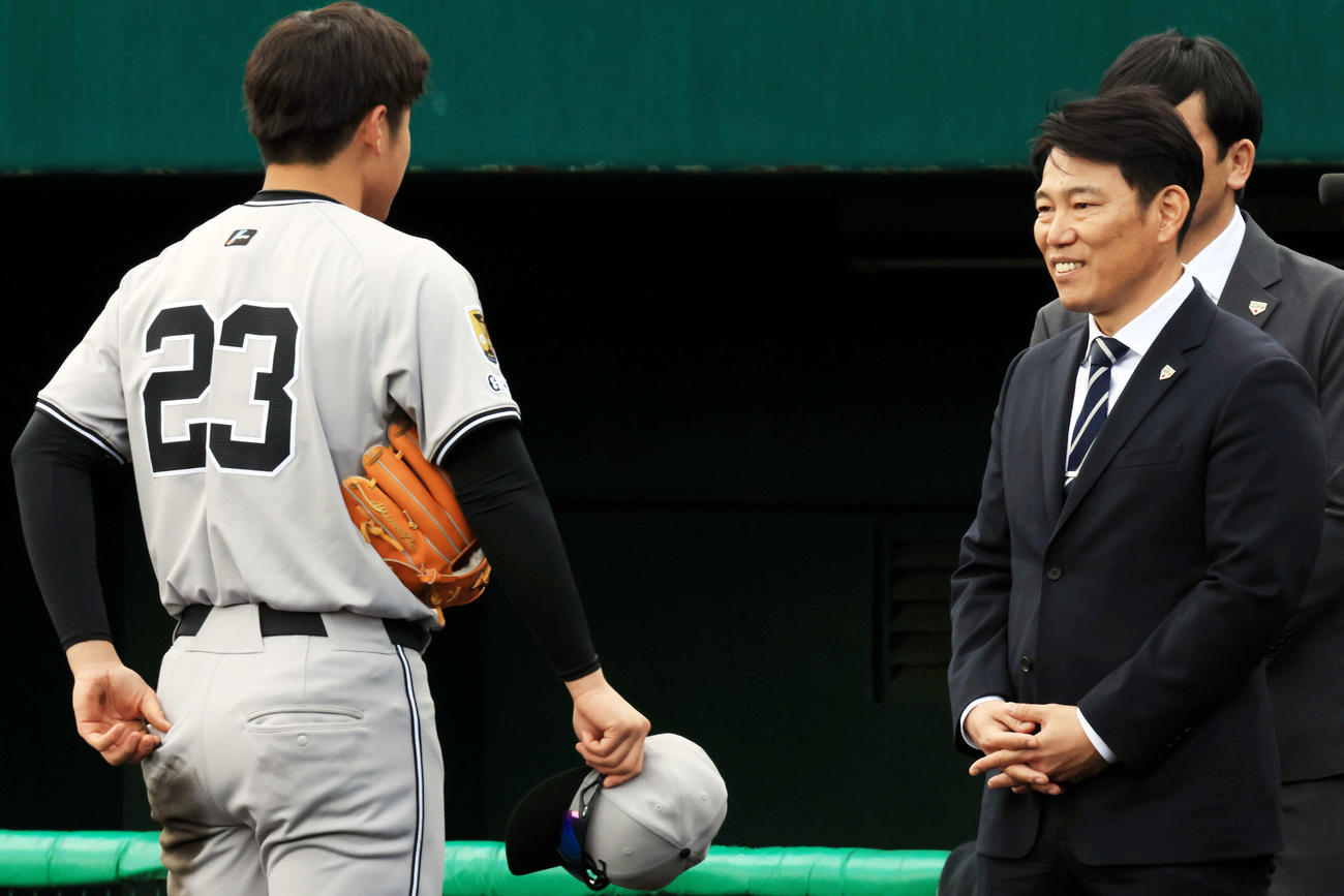 キャンプ6日目、巨人2軍を視察した侍ジャパン井端監督（右）は石塚と話す（撮影・浅見桂子）