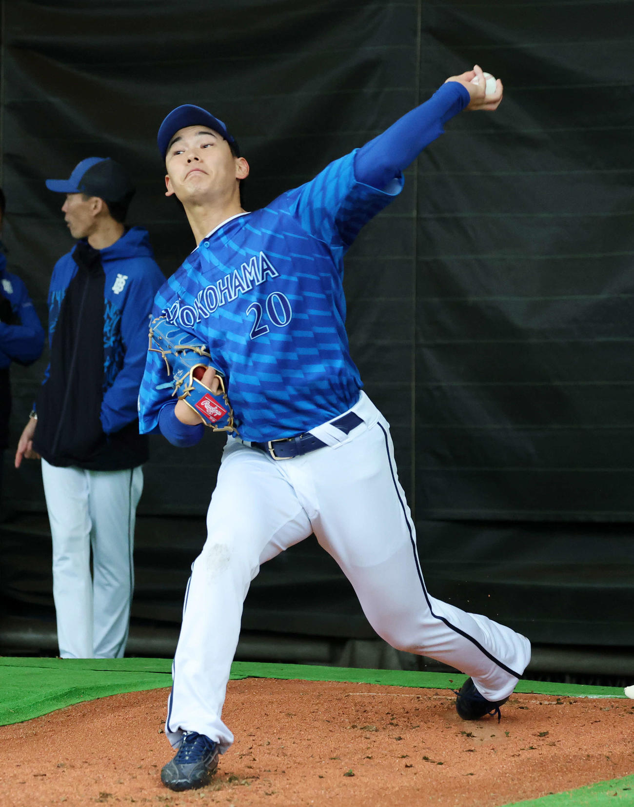ブルペンで投球練習するDeNA坂本（撮影・鈴木正人）