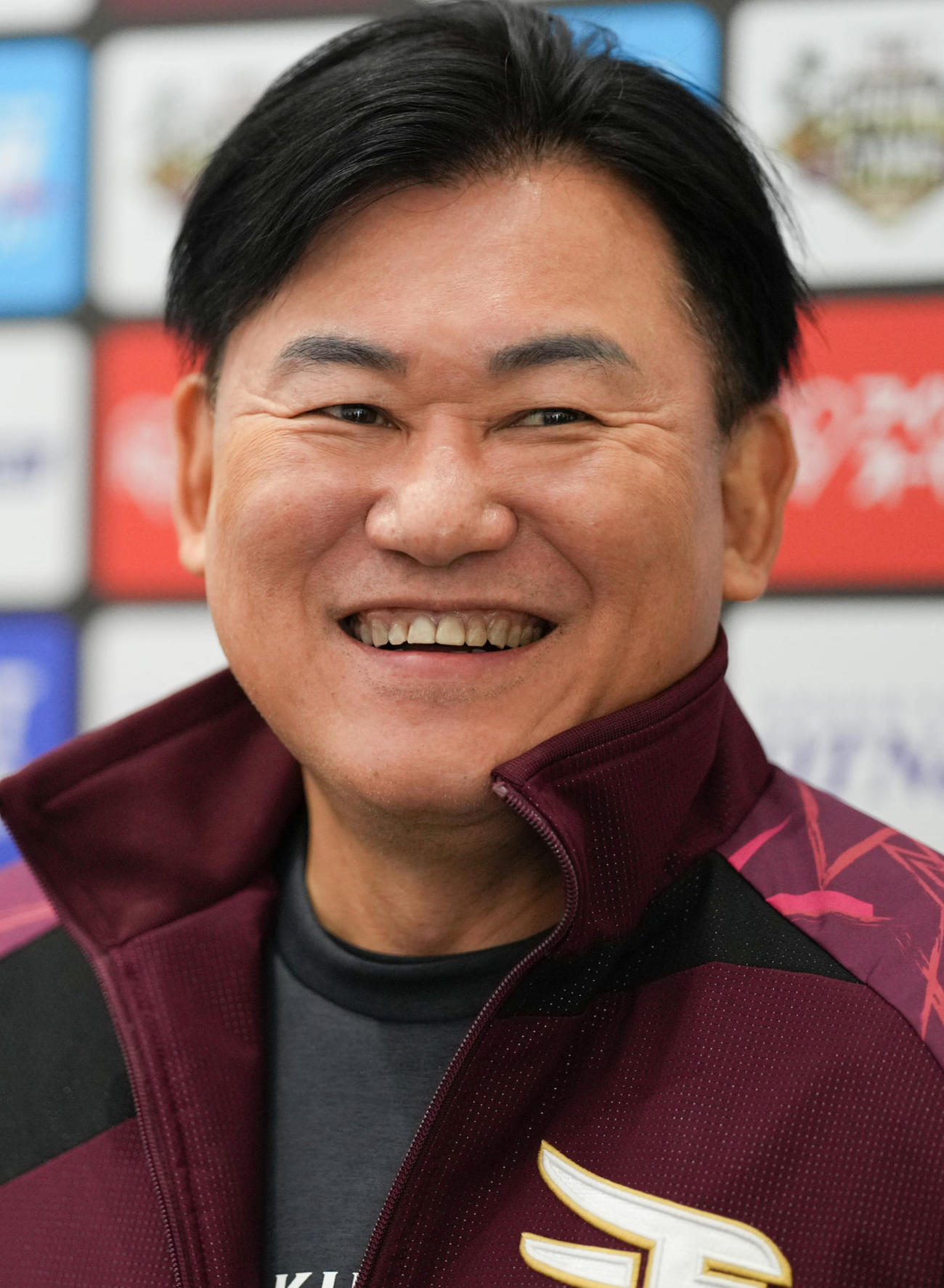 囲み取材で笑顔の楽天三木谷オーナー（撮影・鈴木みどり）