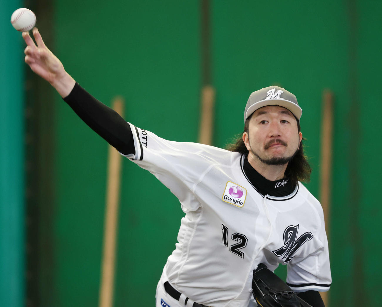 ブルペンで投球するロッテ石川歩（撮影・宮地輝）