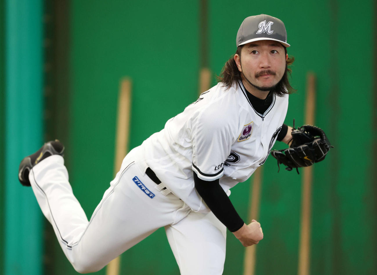 ブルペンで投球するロッテ石川歩（撮影・宮地輝）