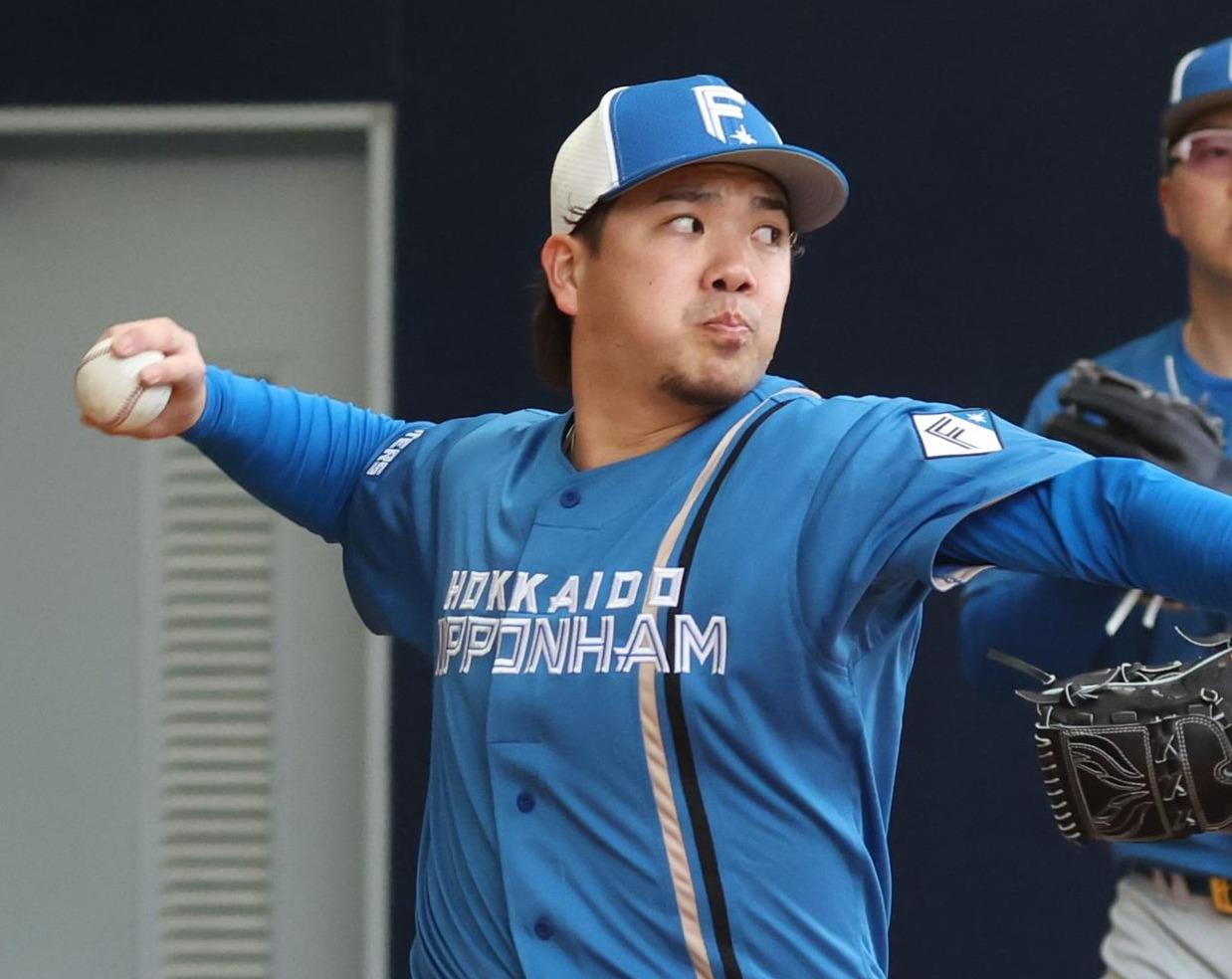 ブルペンで投球する日本ハム金村（撮影・黒川智章）