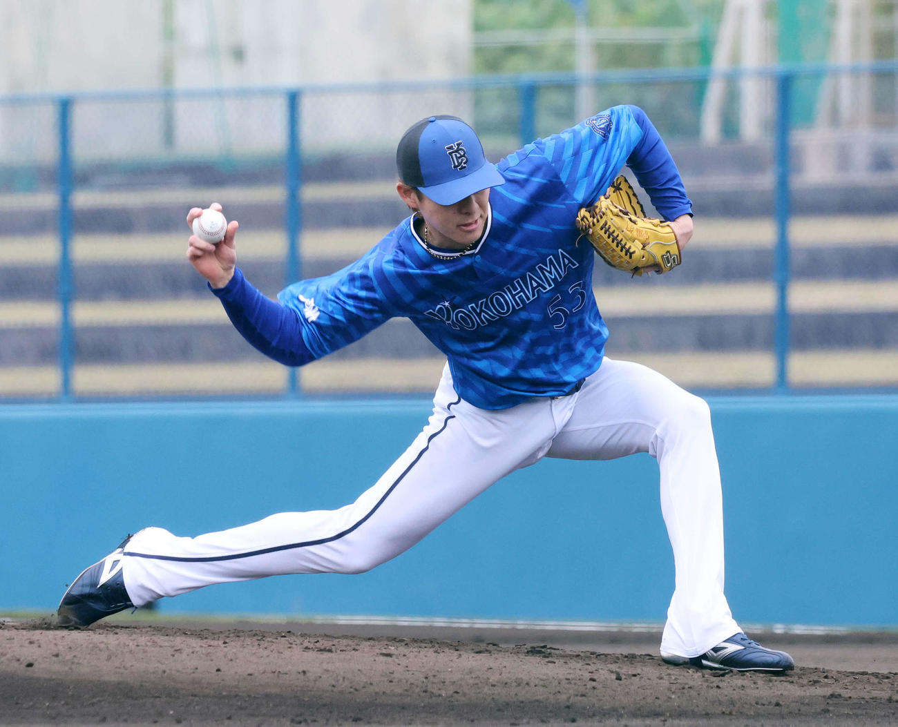 ライブBPで力投するDeNA颯（撮影・鈴木正人）