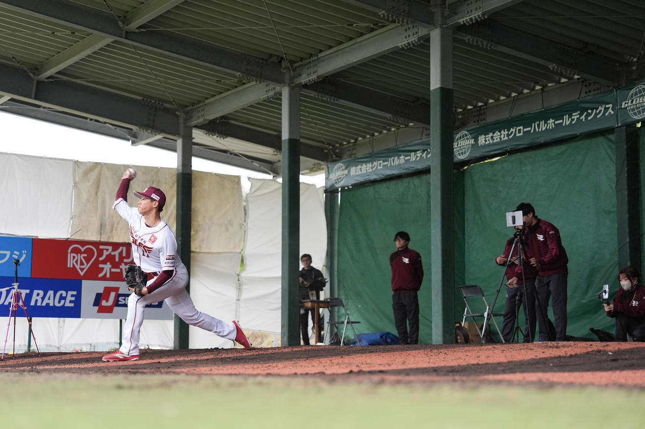 ブルペンで投球する楽天辰己（撮影・鈴木みどり）