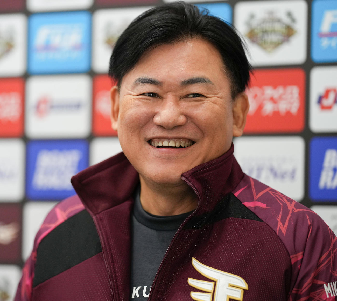 囲み取材で笑顔の楽天三木谷オーナー（撮影・鈴木みどり）