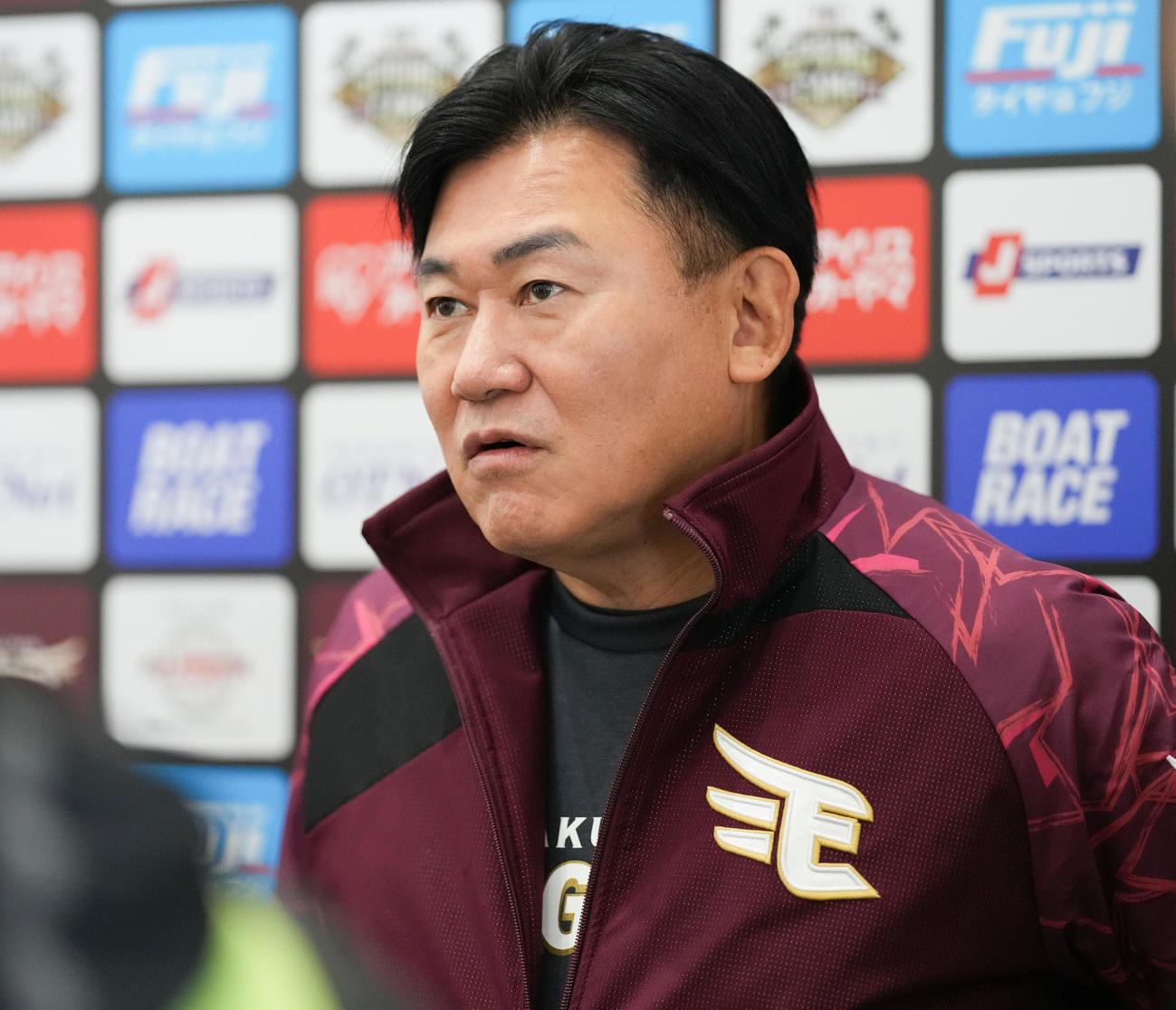 囲み取材に応じる楽天三木谷オーナー（撮影・鈴木みどり）