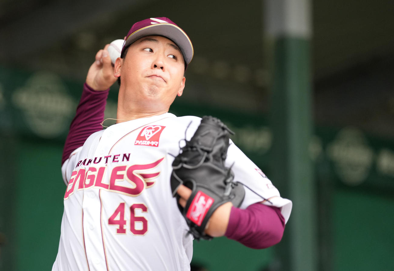 ブルペンで投球する楽天藤平（撮影・鈴木みどり）