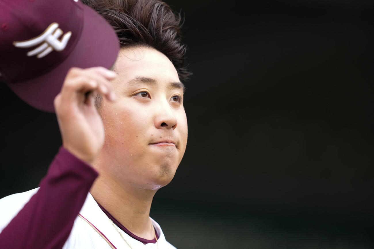 ブルペンでの投球を終え、帽子を脱ぐ楽天藤平（撮影・鈴木みどり）