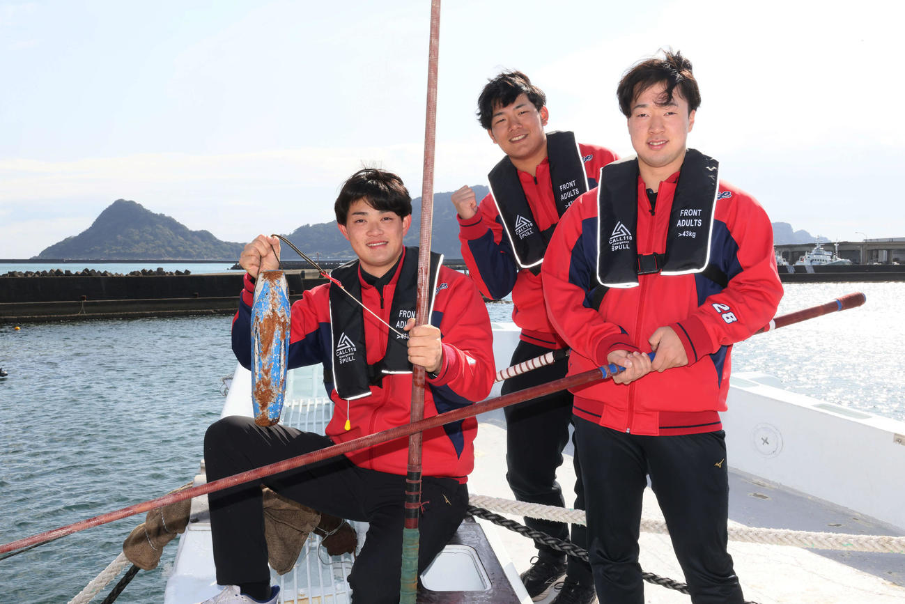 キャンプ初の休日、日南市の目井津漁港の第73真海丸でかつおの一本釣り体験をした広島の新人ら。右からドラフト2位の佐藤柳、ドラフト4位の渡辺、ドラフト3位の岡本（撮影・加藤孝規）