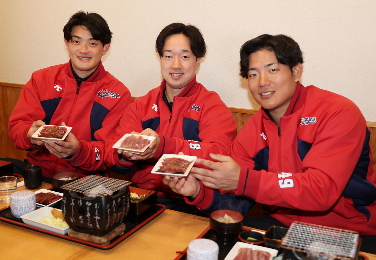 キャンプ初の休日、日南市の「港の駅めいつ」でかつお炙り重を試食する新人ら。右からドラフト4位の渡辺、ドラフト2位の佐藤柳、ドラフト3位の岡本（撮影・加藤孝規）