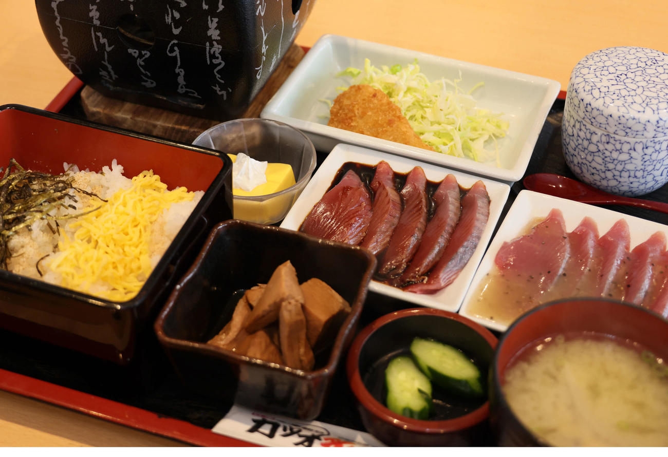 広島キャンプ初の休日、日南市の「港の駅めいつ」で新人が試食したかつお炙り重（撮影・加藤孝規）