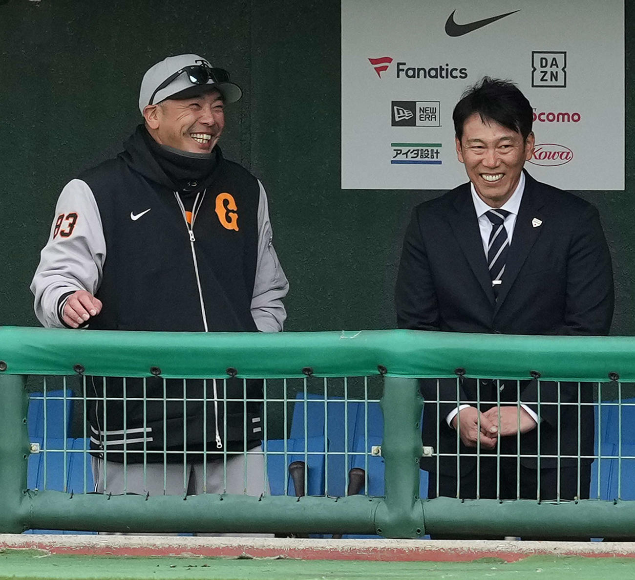 キャンプ視察に訪れた侍ジャパンの井端監督（右）と談笑する巨人阿部監督（撮影・たえ見朱実）