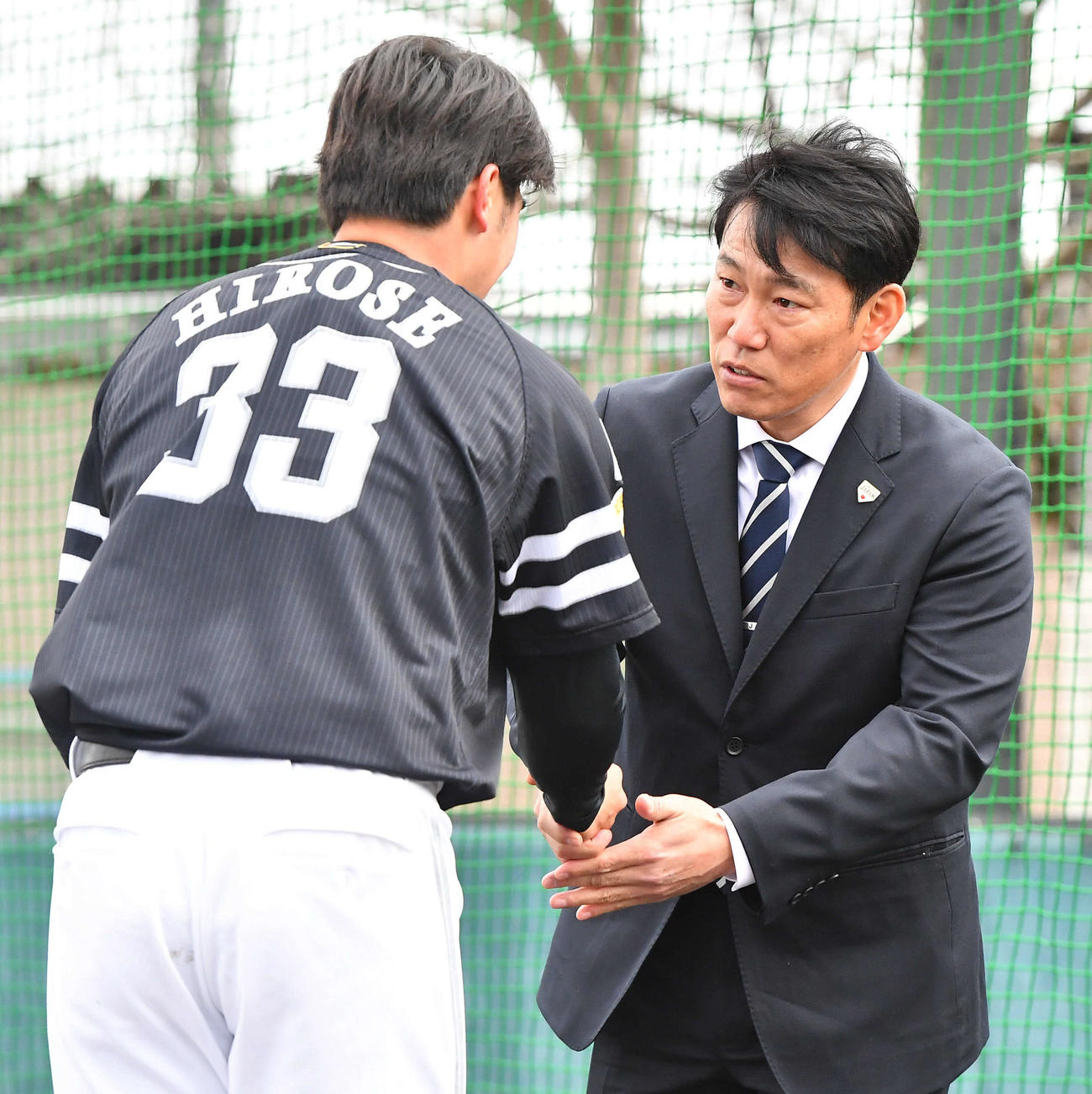 ソフトバンクのキャンプ地を訪問し、広瀬隆（左）と握手を交わす侍ジャパン井端監督（撮影・岩下翔太）