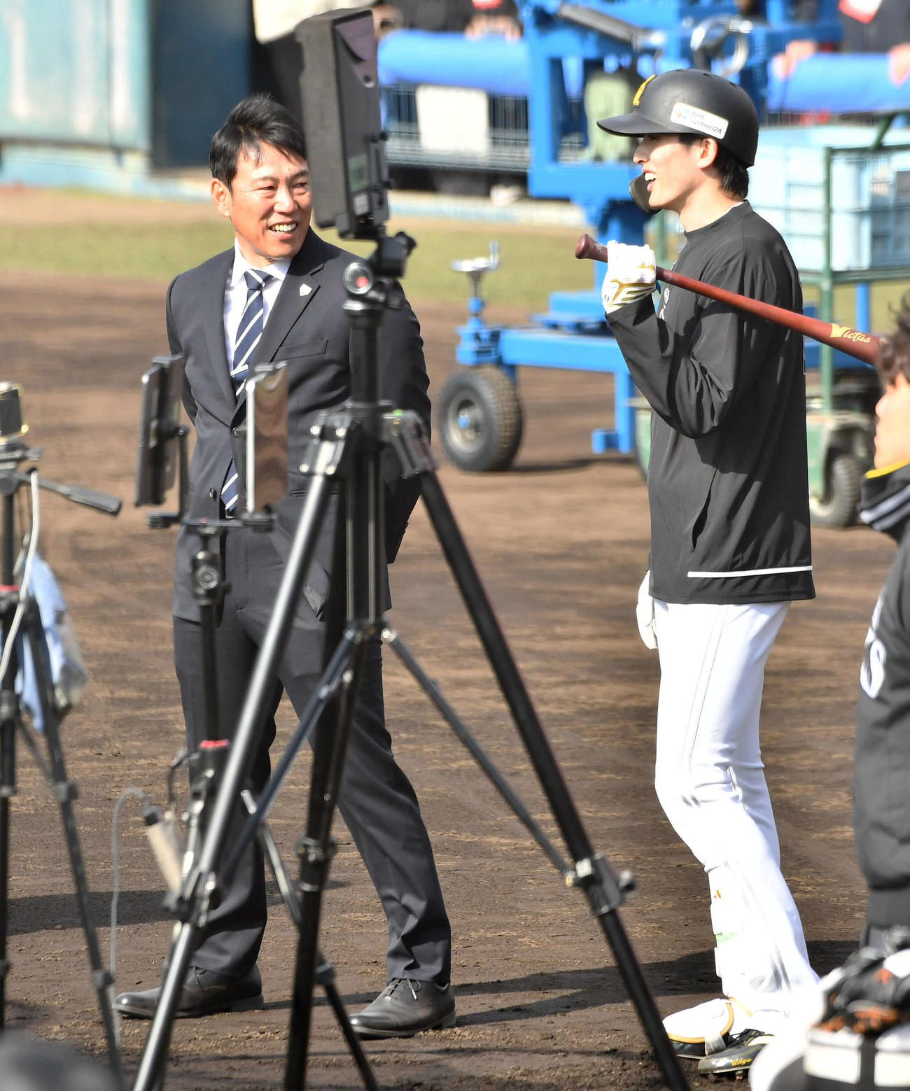 ソフトバンクのキャンプ地を訪問し、周東（右）と話す侍ジャパン井端弘和監督（撮影・岩下翔太）