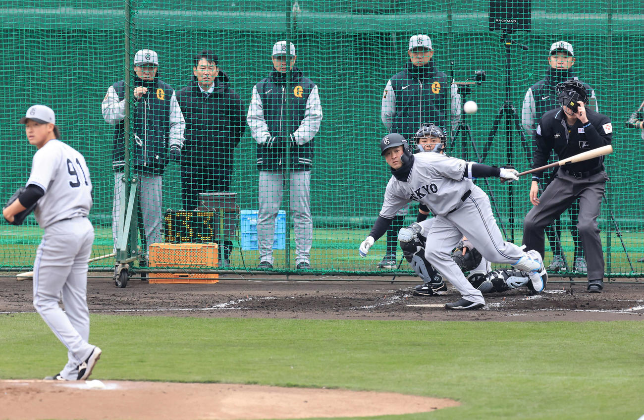 キャンプ6日目、巨人を視察した侍ジャパン井端監督（左奥から2人目））が見つめる中、シート打撃で安打性の当たりを放つ岸田。投手堀田（撮影・浅見桂子）