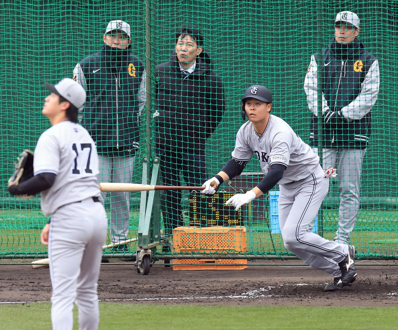 キャンプ6日目、巨人を視察した侍ジャパン井端監督（左奥から2人目））が見つめる中、シート打撃で安打性の当たりを放つ中山。投手西舘（撮影・浅見桂子）