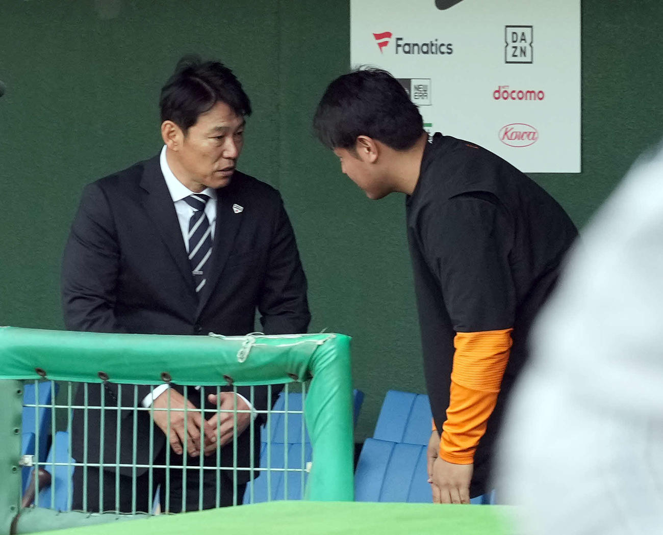 キャンプ視察に訪れ巨人岡本（右）と言葉を交わす侍ジャパンの井端監督（撮影・たえ見朱実）