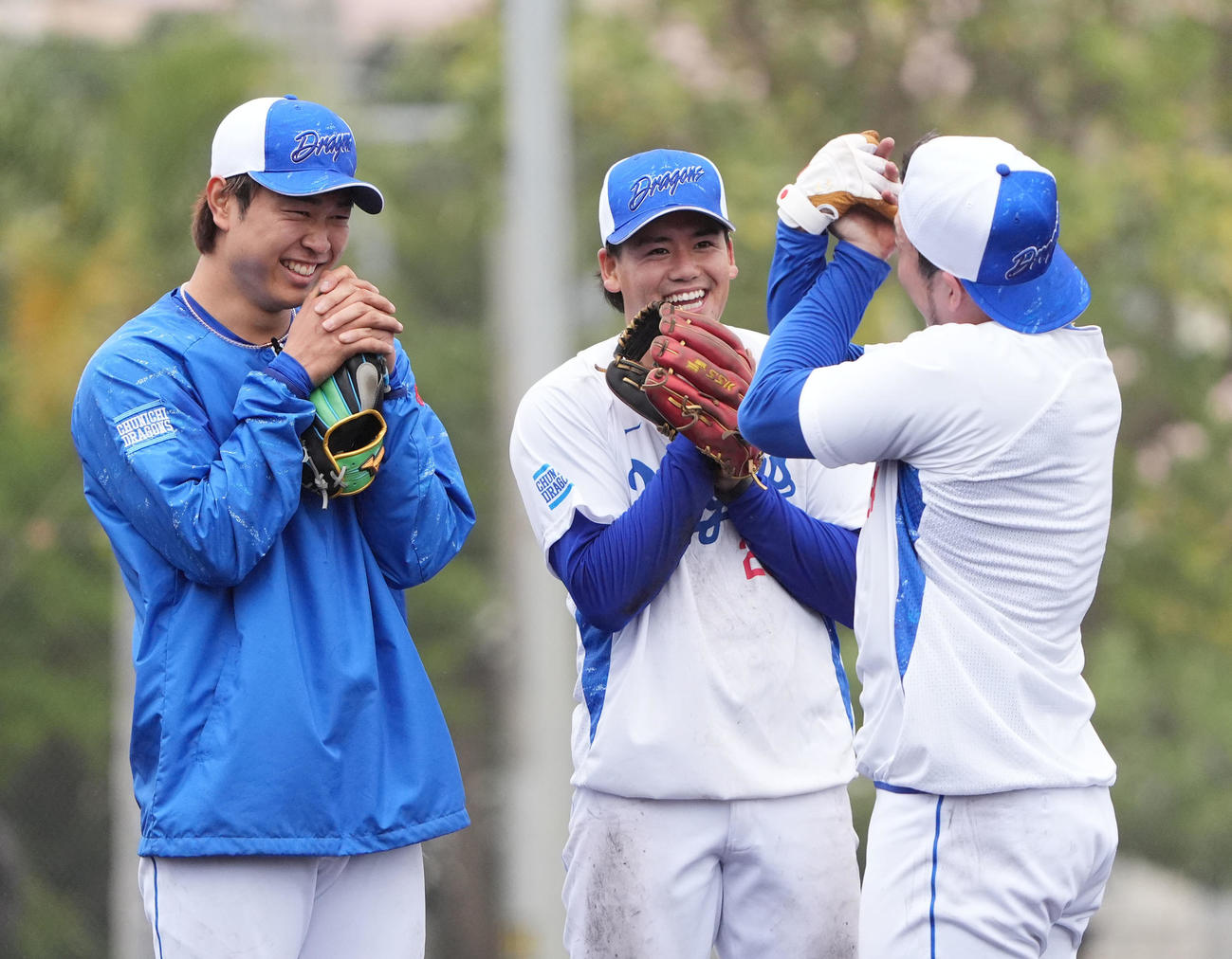 井上監督のノック本数を決めるじゃんけんを藤嶋に託し祈る（左から）高橋宏、松木平（撮影・森本幸一）