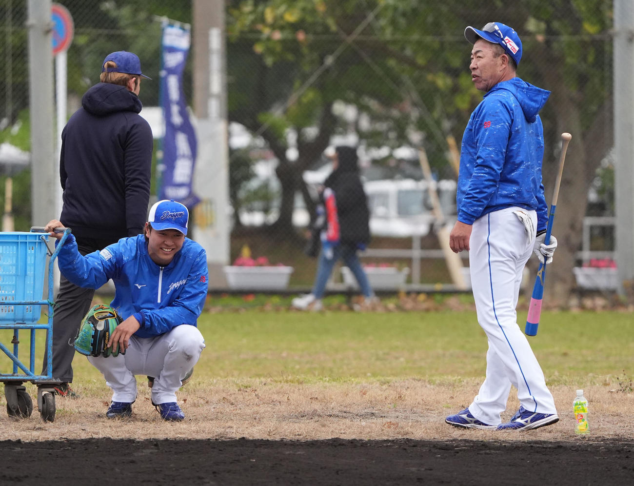 ノックを終え井上監督と言葉を交わす高橋宏（左から2人目）（撮影・森本幸一）