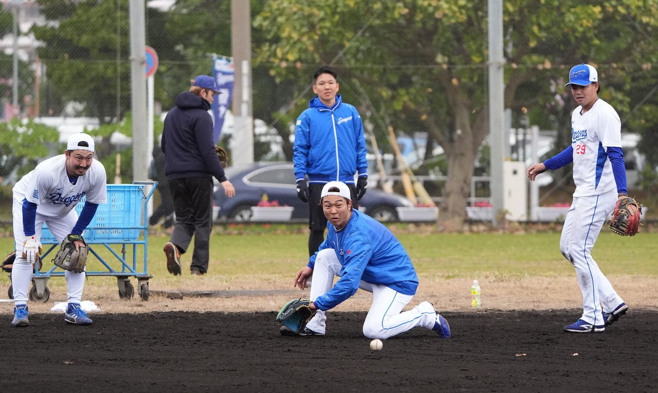 井上監督のノックを受ける高橋宏（手前・中央）（撮影・森本幸一）