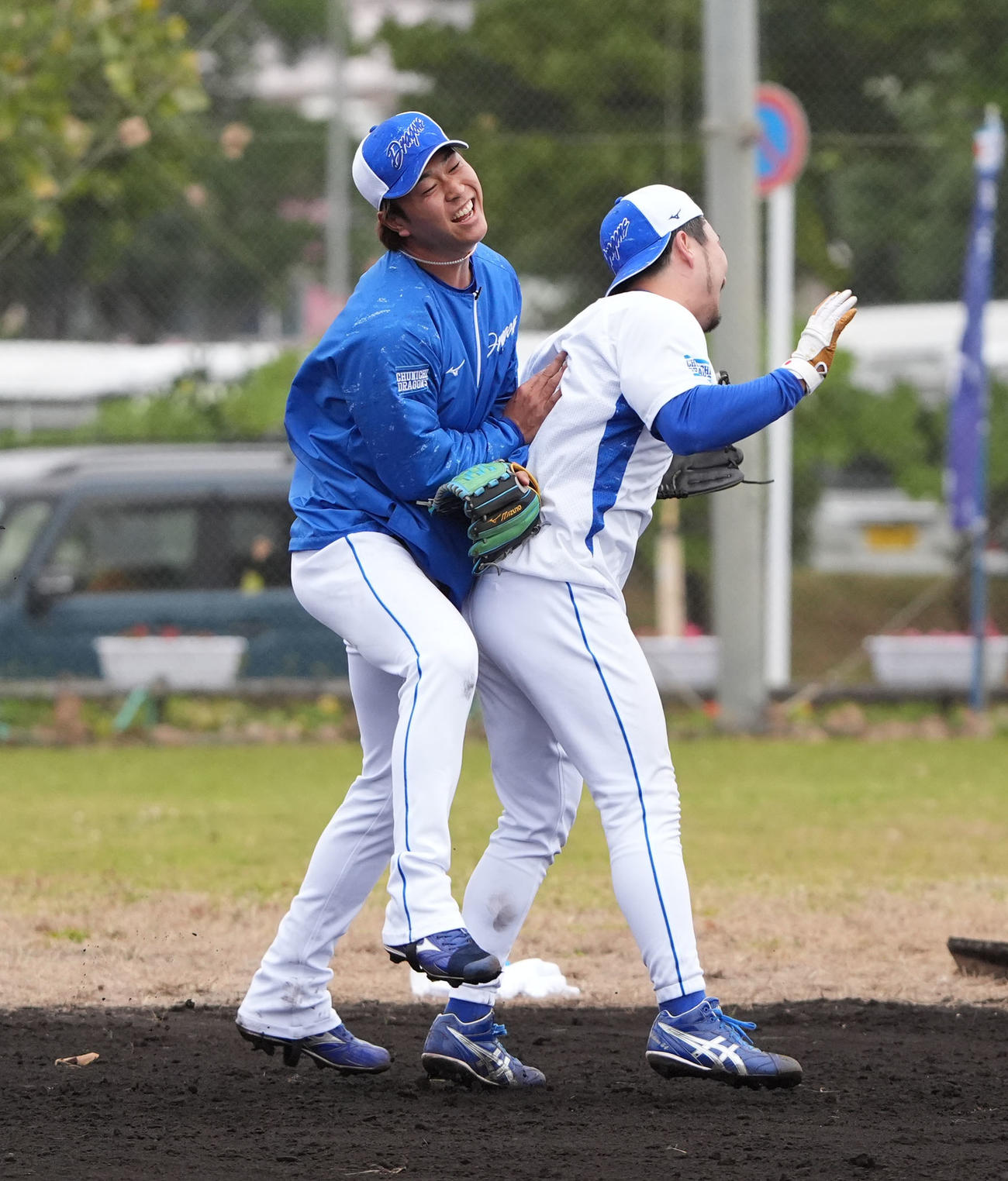 ノックの最中に走路に入った藤嶋とぶつかる高橋宏（左）（撮影・森本幸一）