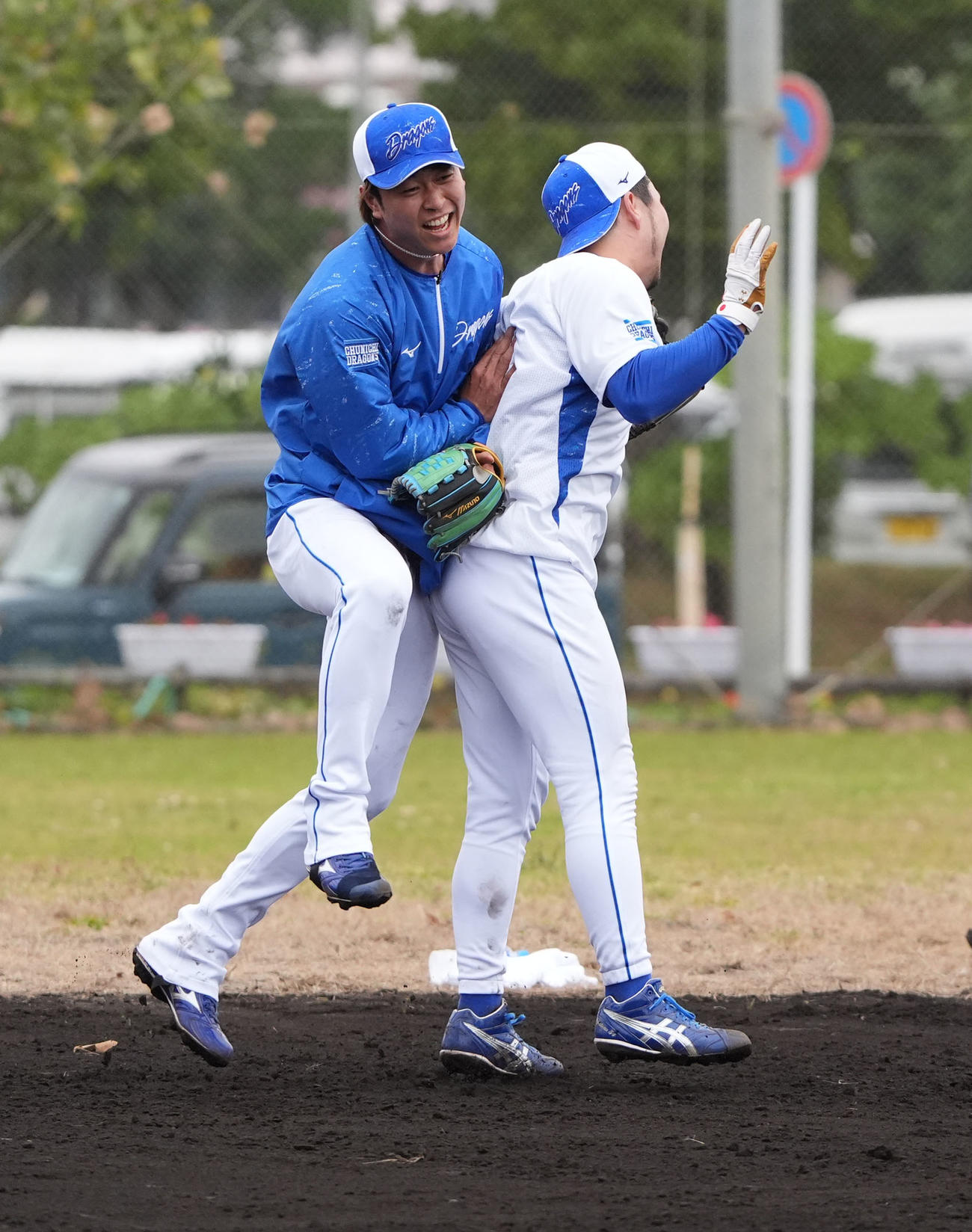 ノックの最中に走路に入った藤嶋とぶつかる高橋宏（左）（撮影・森本幸一）