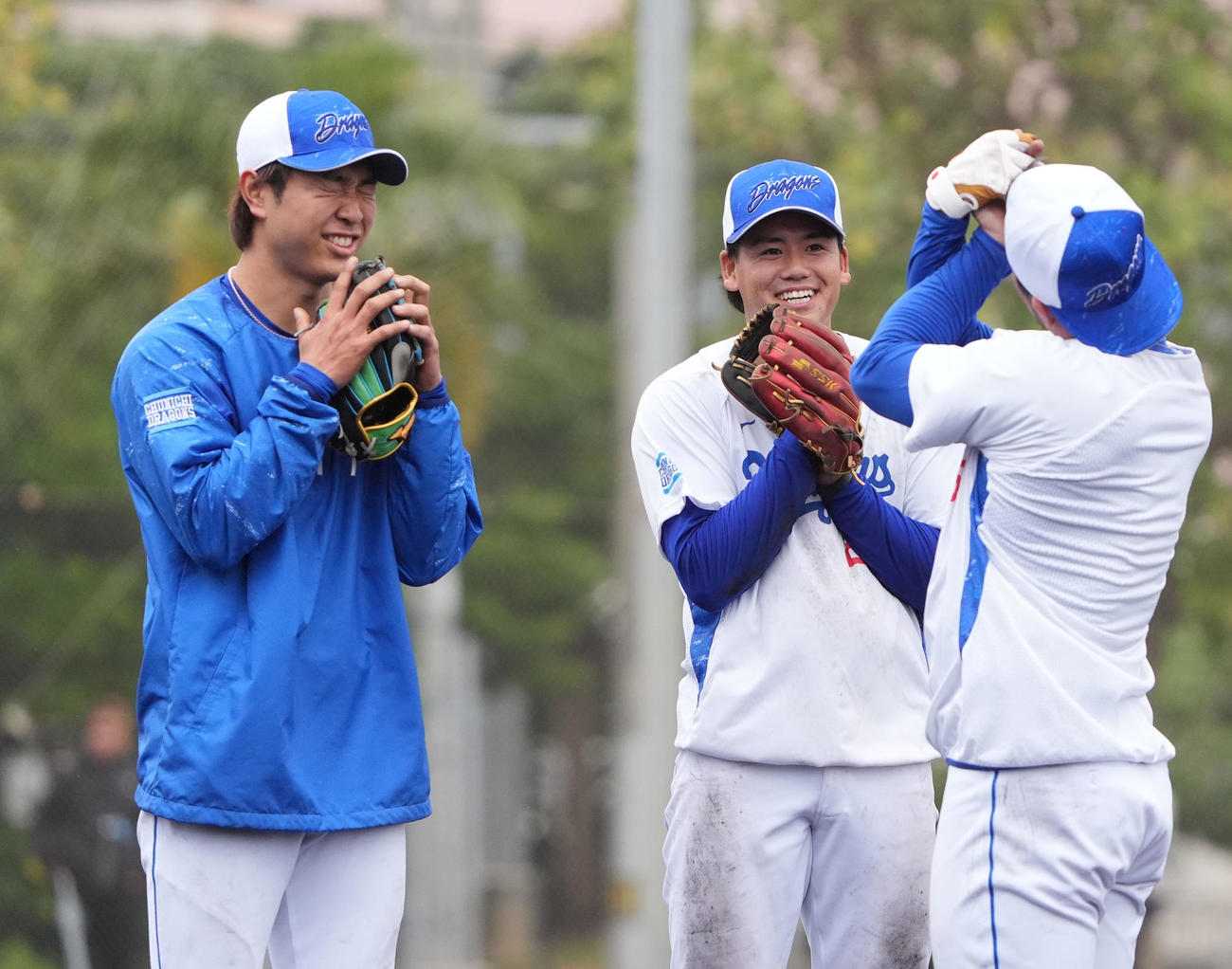 井上監督のノック本数を決めるじゃんけんを藤嶋に託し祈る（左から）高橋宏、松木平（撮影・森本幸一）
