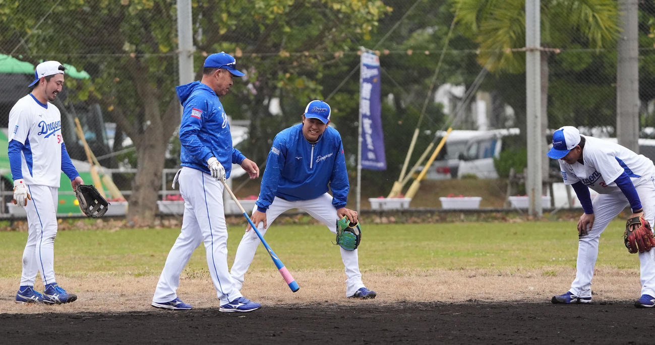 ノックを終えた（左から）藤嶋、井上監督、高橋宏、松木平（撮影・森本幸一）