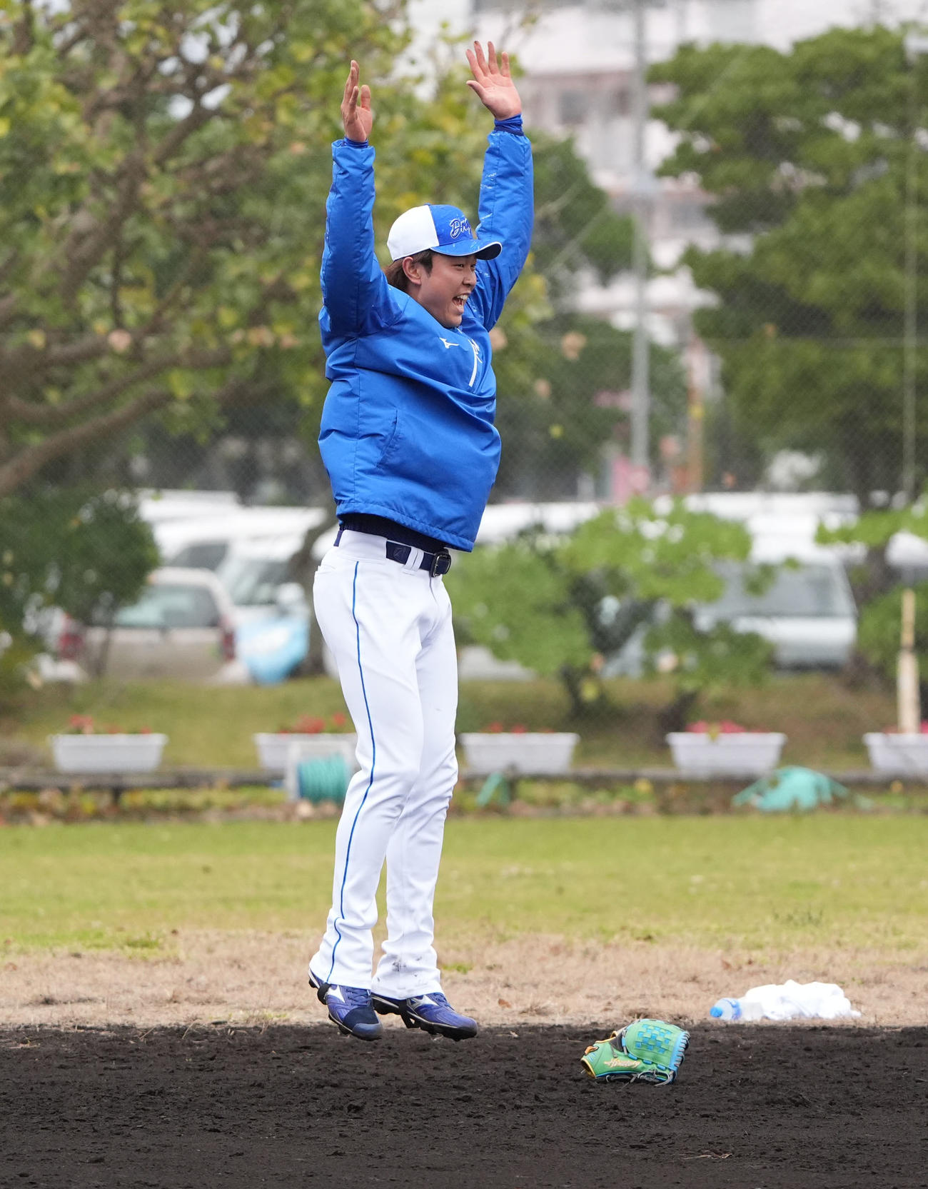 ノックの捕球ミスで罰則ジャンプをする高橋宏（撮影・森本幸一）