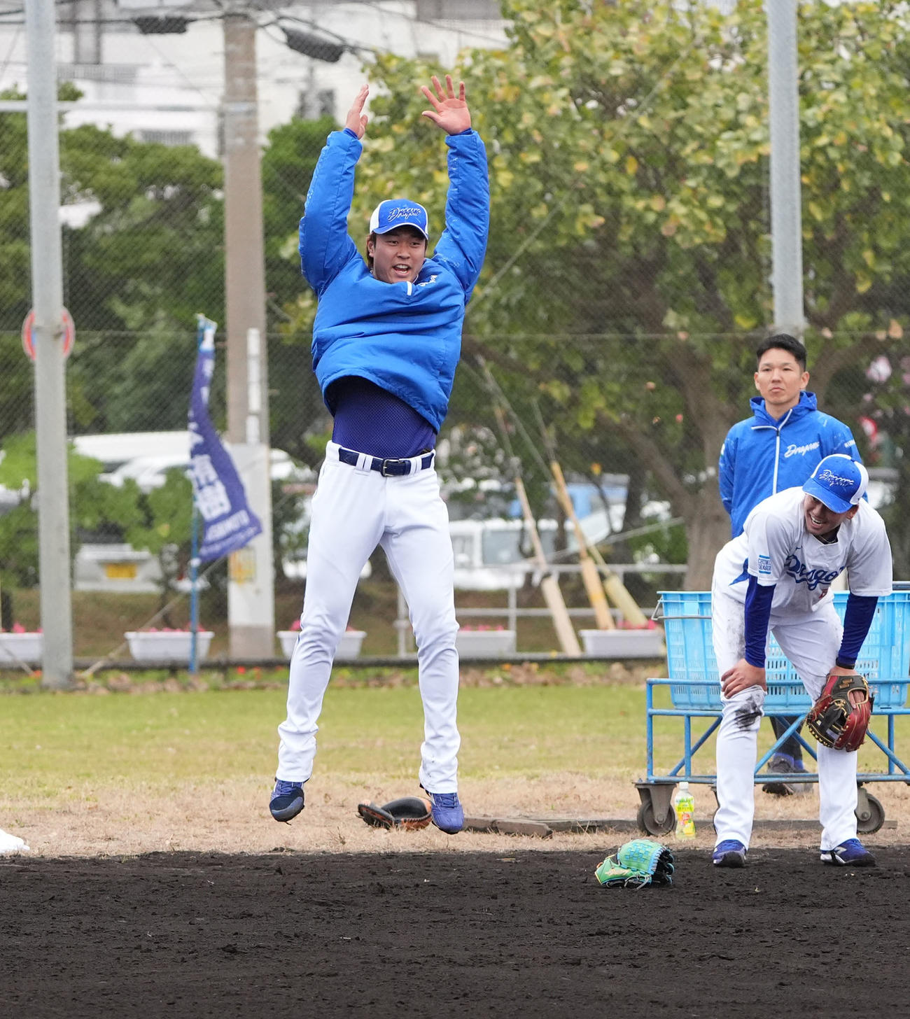 ノックの捕球ミスで罰則ジャンプをする高橋宏（左）（撮影・森本幸一）