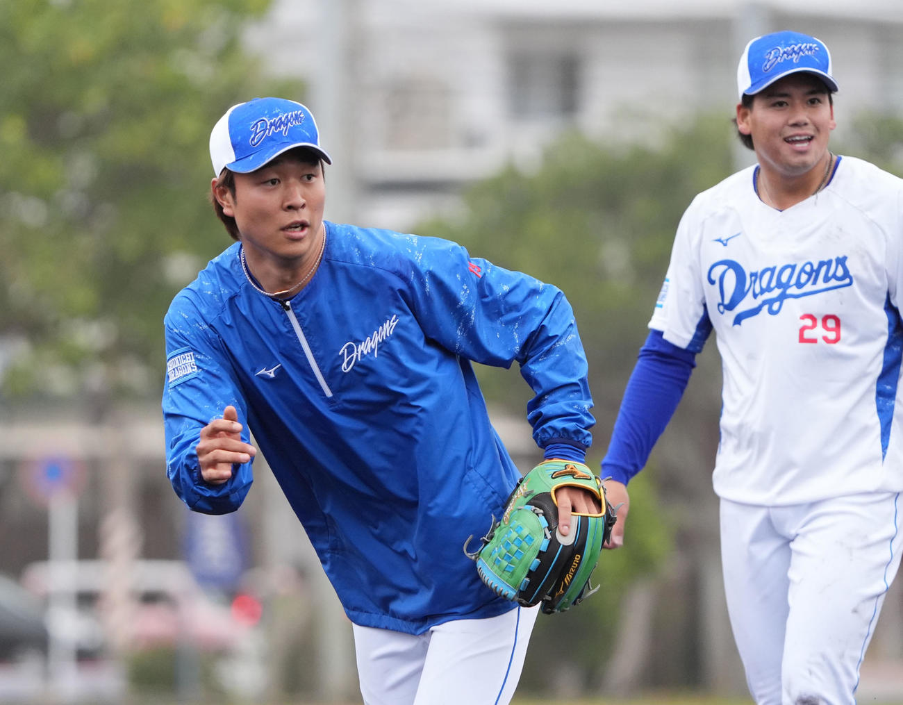 ノックのボールを追う高橋宏（左）（撮影・森本幸一）