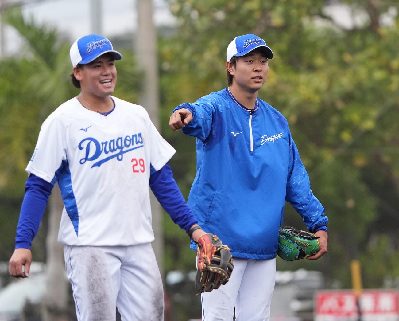 ノックの合間に松木平を指さす高橋宏（右）（撮影・森本幸一）
