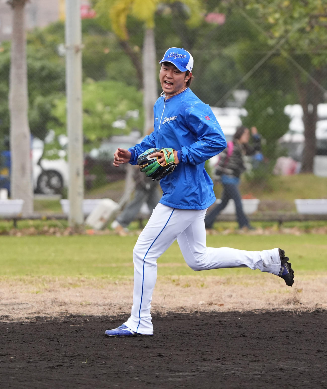 井上監督のノックを受ける高橋宏（撮影・森本幸一）
