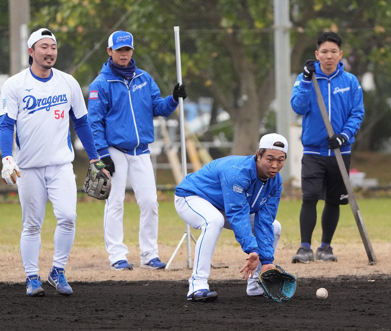井上監督のノックを受ける高橋宏（右から2人目）（撮影・森本幸一）
