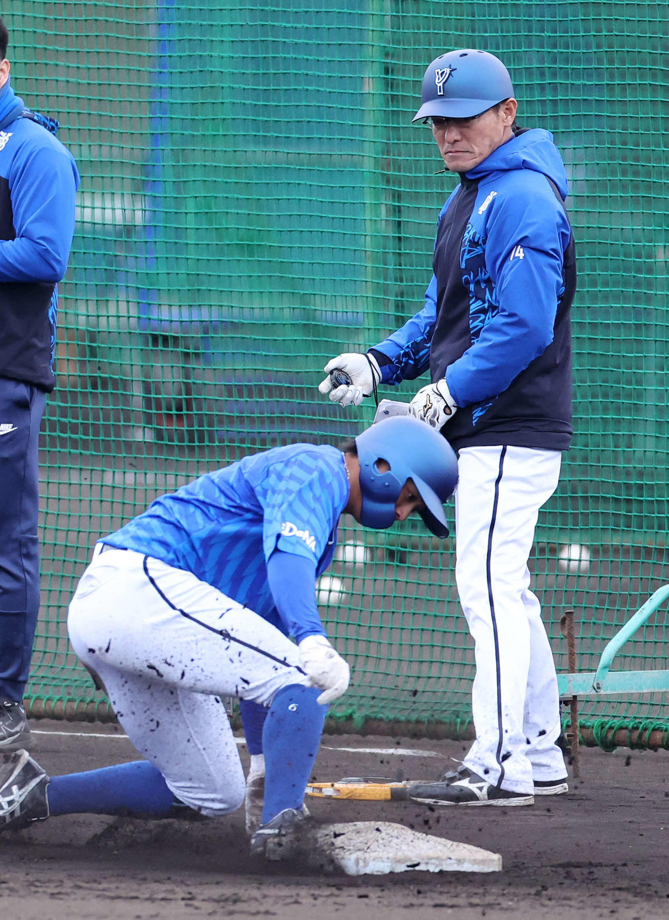 DeNA森敬（左）の走塁練習を見る河田コーチ（撮影・鈴木正人）
