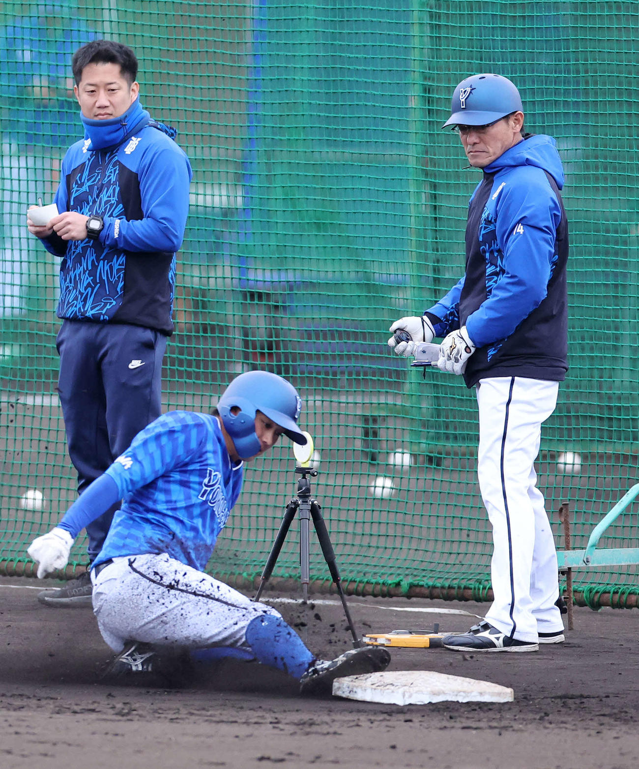 DeNA森敬（中央）の走塁練習を見る河田コーチ（撮影・鈴木正人）
