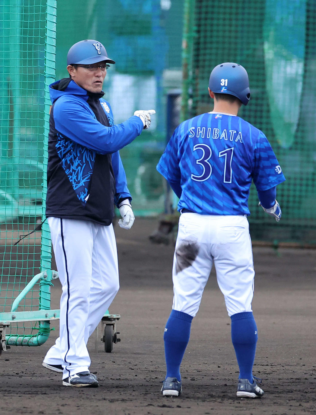 DeNA柴田（右）に走塁指導する河田コーチ（撮影・鈴木正人）