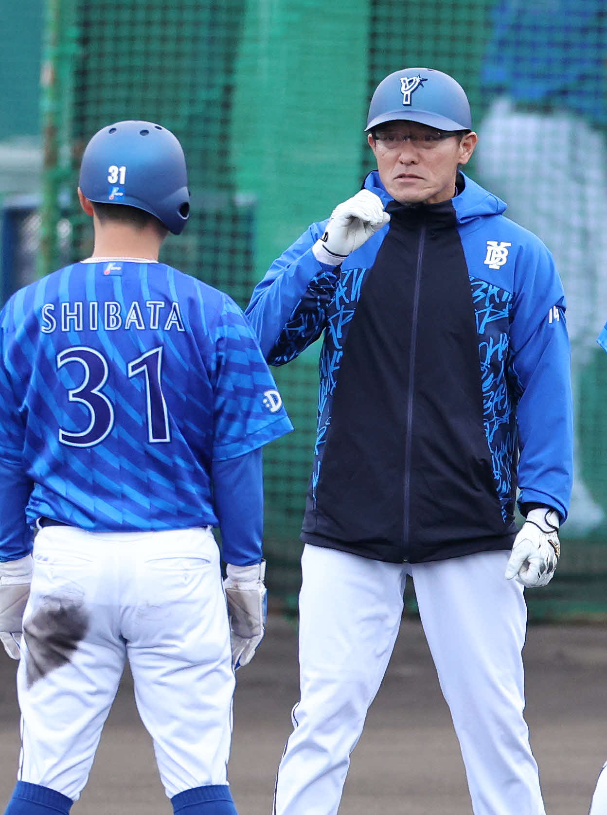 DeNA柴田（左）に走塁指導する河田コーチ（撮影・鈴木正人）