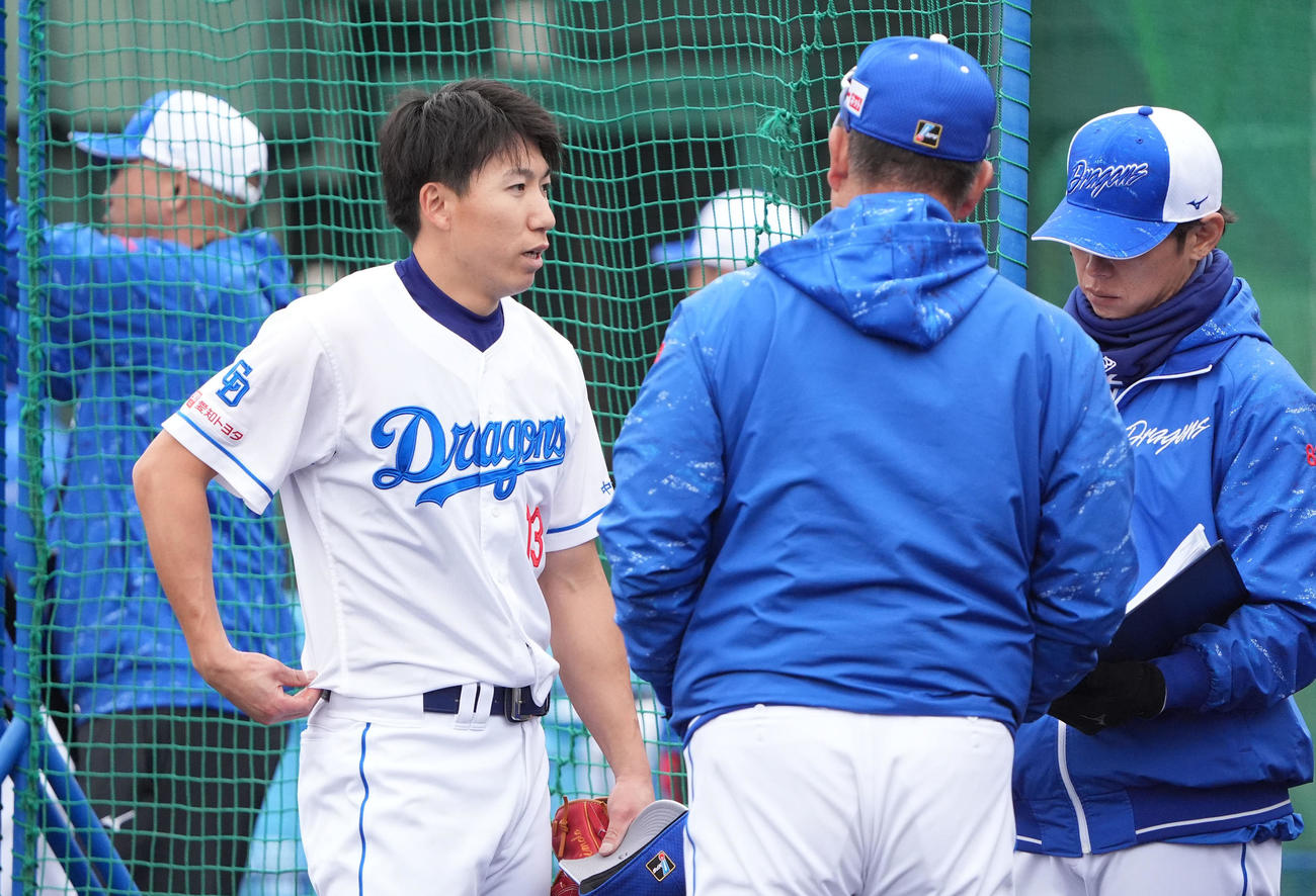 シート打撃練習の登板後、井上監督と言葉を交わす中日橋本（左）（撮影・森本幸一）