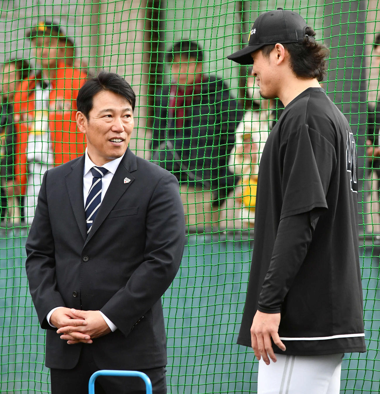 ソフトバンクのキャンプ地を訪問し、杉山（右）と話す侍ジャパン井端監督（撮影・岩下翔太）