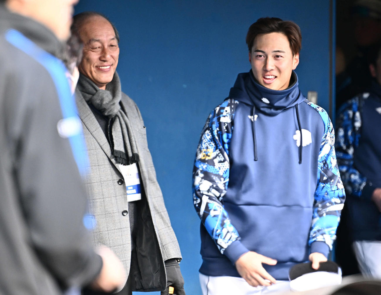 西武長谷川（右）は視察に訪れた渡辺氏にあいさつする（撮影・滝沢徹郎）